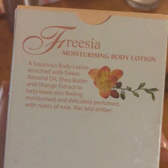 Bronnley freesia moisturizing body lotion - Picture 3 of 5